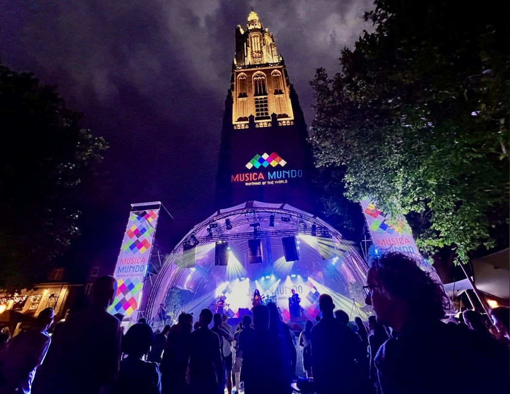 Musica Mundo: podium voor een verlichte kerktoren met projectie