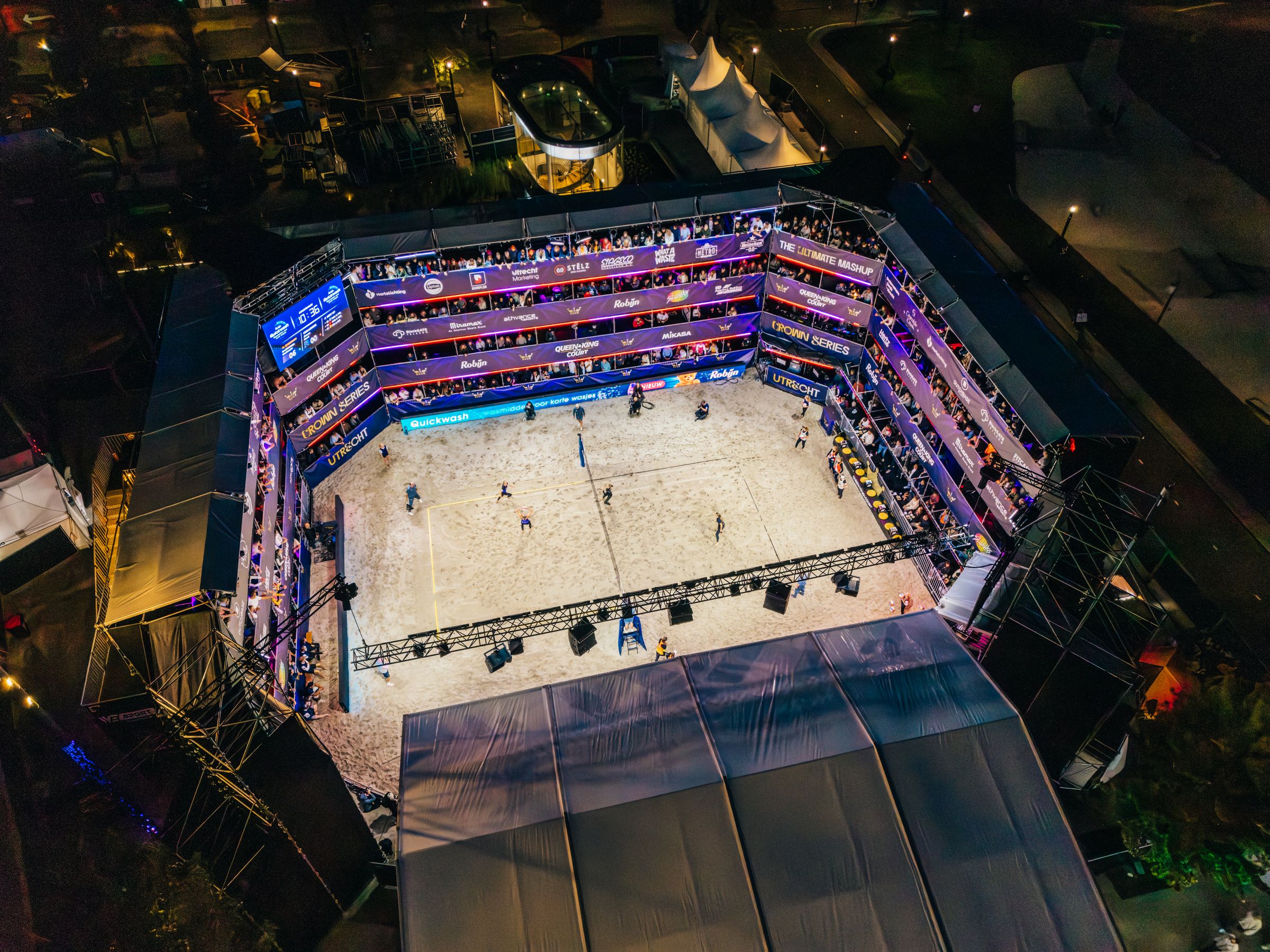 Luchtfoto van de beachvolleybalarena van Queen & King of the Court met showlicht, tv-verlichting, geluid en videoschermen van Showdesign