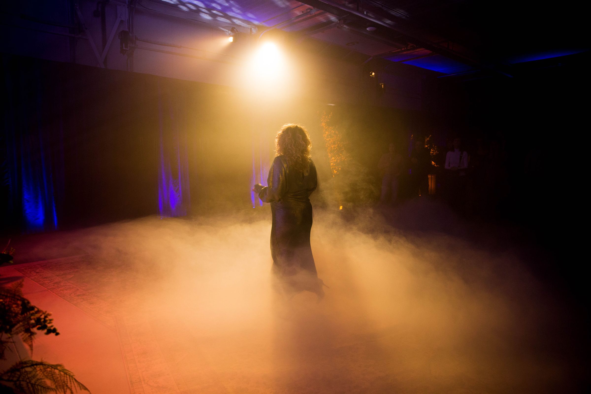Zangeres in een spotlight met rook en blauw licht